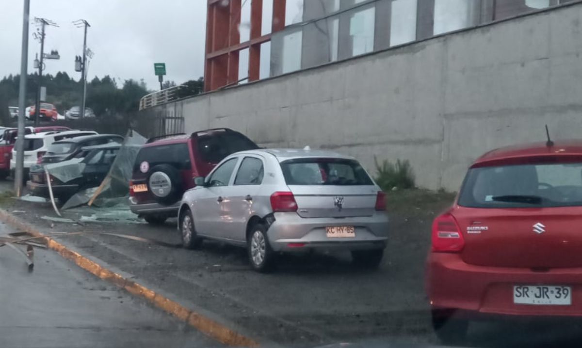 Ventanal del Hospital de Puerto Montt se desprende por temporal y aplasta automóvil