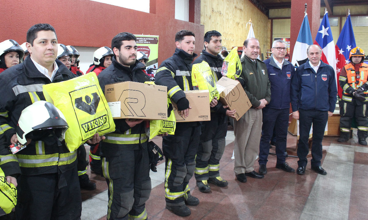 Bomberos de Puerto Montt recibió 500 uniformes normados de última tecnología