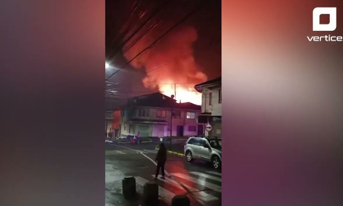 Incendio Destruye Tres Inmuebles en el Barrio Puerto