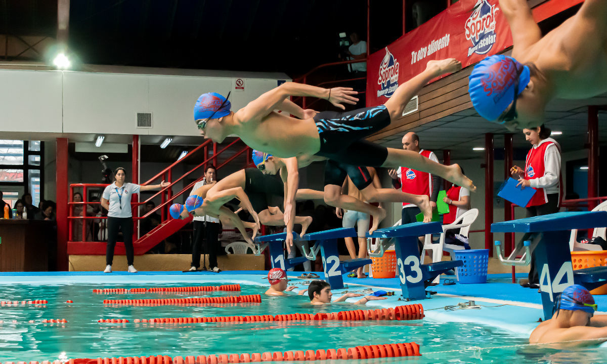 Colegio San Francisco Javier y Alemán de Puerto Varas la destacan en importante torneo de natación