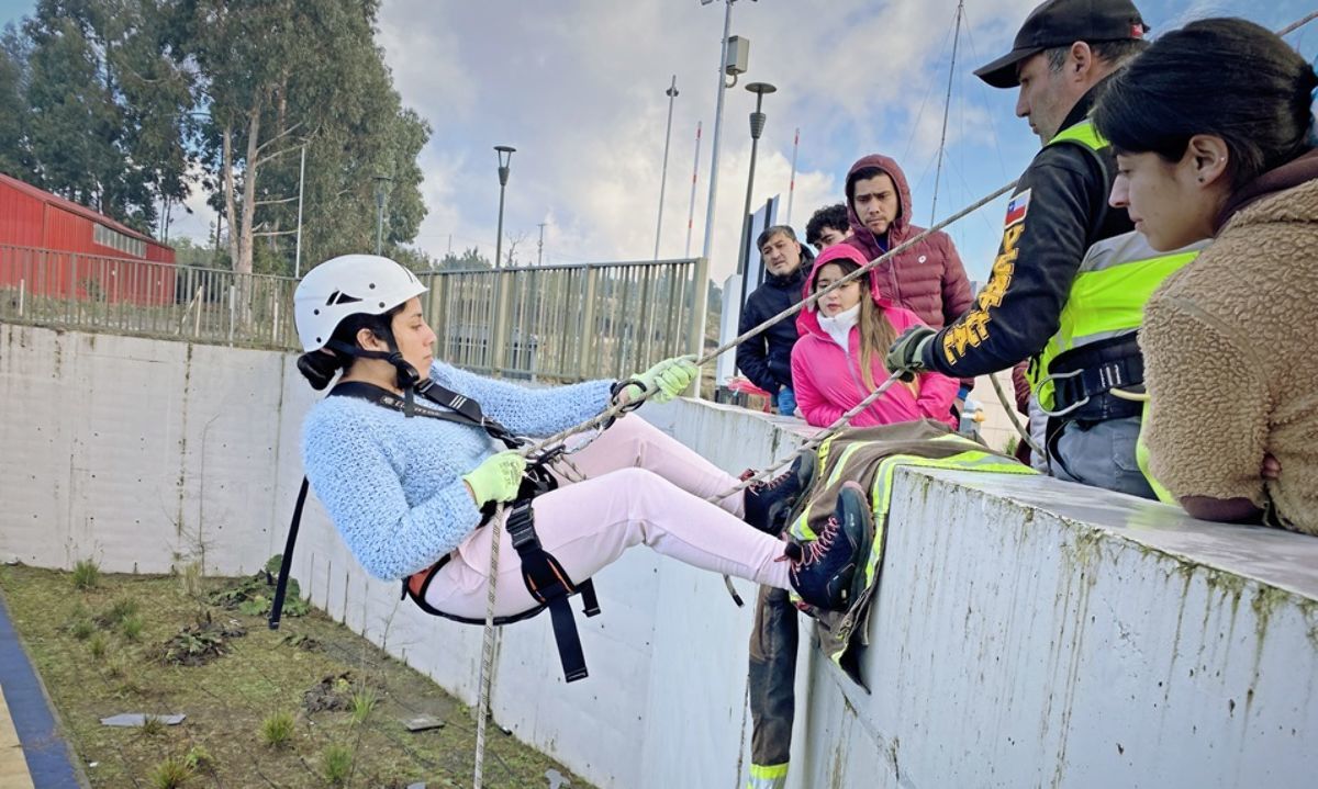 Forman Brigadas de Emergencia con especialidad de Rescate en Altura y evacuación en el Nuevo Hospital de Quellón