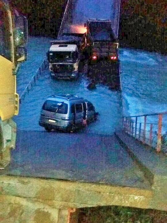 Puente colapsa y caen vehículos al río Ventisquero en Puyuhuapi